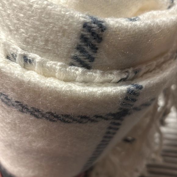 Throw Blanket - Picture 5 of 7